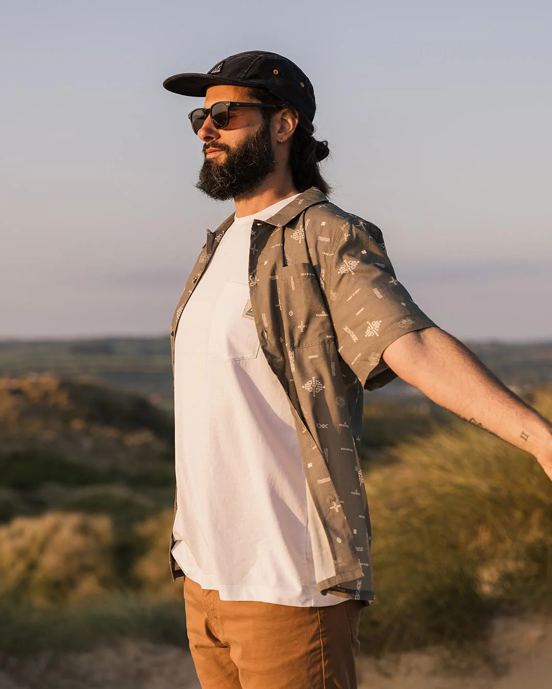 Cove Organic Cotton Short Sleeve Shirt - Olive Made To Roam - Image 4