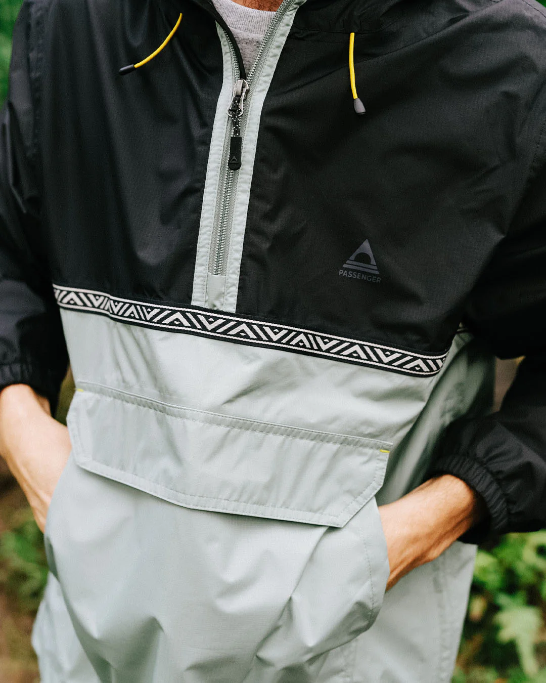 Flow 1/2 Zip Water Resistant Jacket - True Black/Pistachio - Image 5