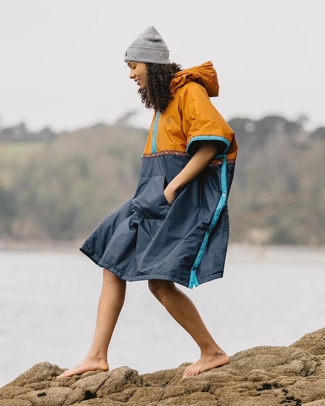 Outback Pull Over Changing Robe - Glazed Ginger/Deep Navy - Image 5