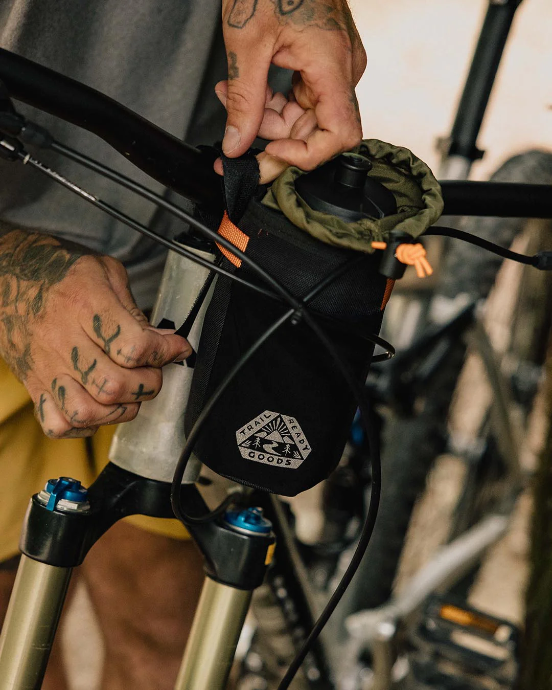 Steer Hybrid Bottle Bike Bag - True Black/ Khaki - Image 2