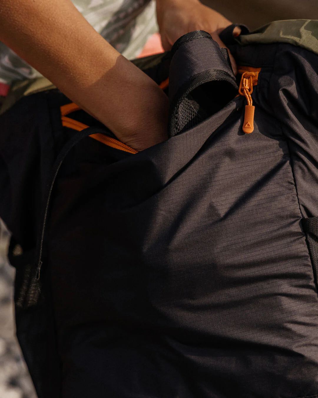 Stow Tote 22L Backpack - True Black/ Khaki - Image 11