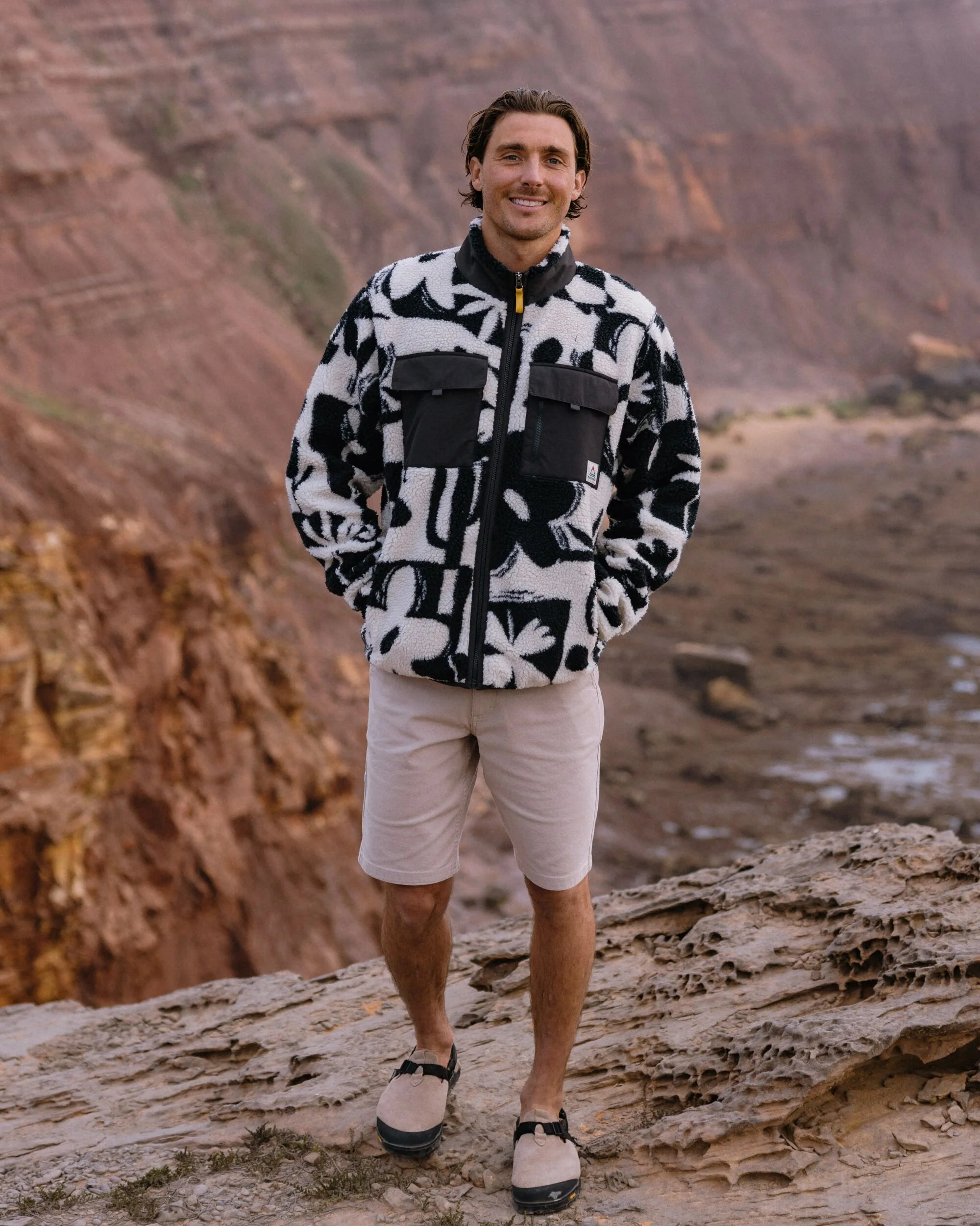 Valiant Deep Pile Fleece - Roam Further Black - Image 4