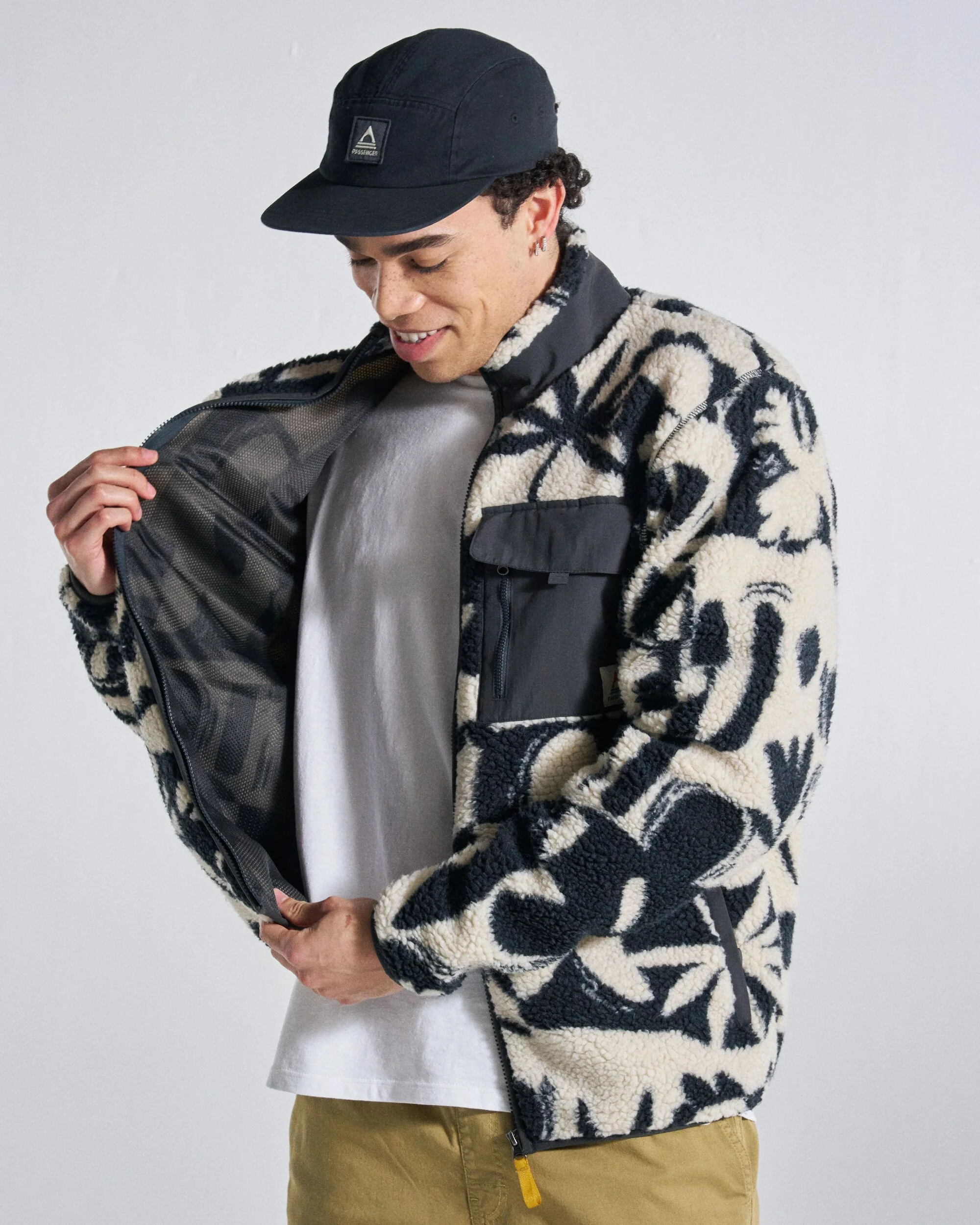 Valiant Deep Pile Fleece - Roam Further Black - Image 7