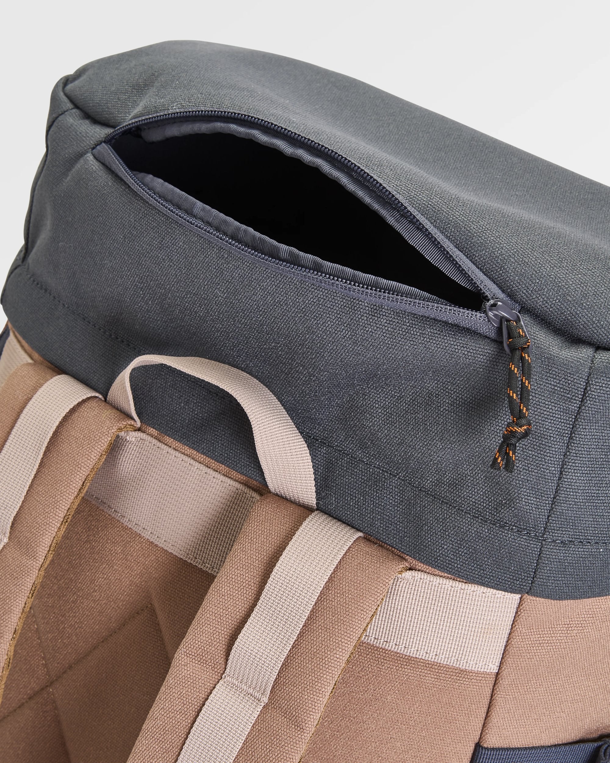 Vantage 30L Backpack - Charcoal/ Caramel - Image 6